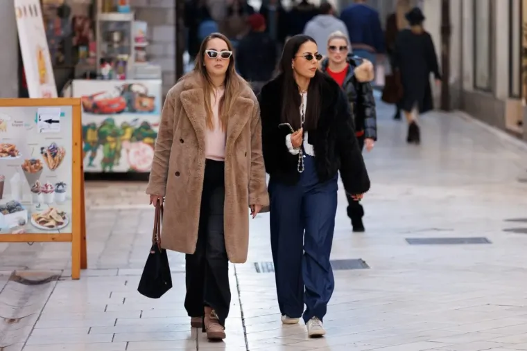 Svi su gledali samo u nju! Nitko nije skidao pogled s dame u crnom čipkastom minjaku i štiklama