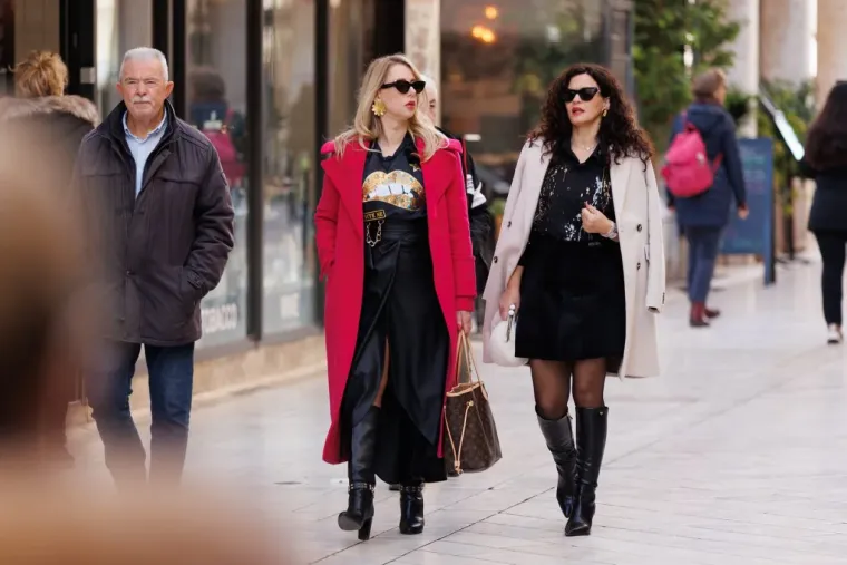 Svi su gledali samo u nju! Nitko nije skidao pogled s dame u crnom čipkastom minjaku i štiklama