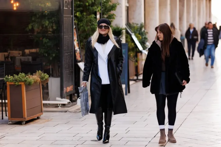 Svi su gledali samo u nju! Nitko nije skidao pogled s dame u crnom čipkastom minjaku i štiklama