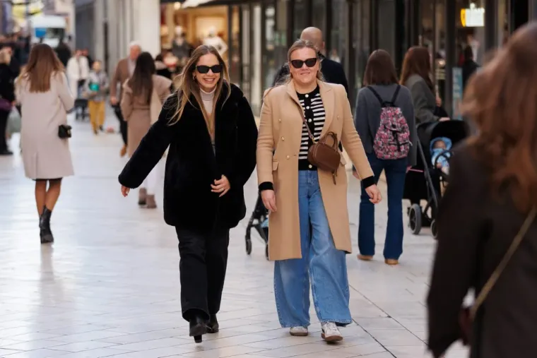 Svi su gledali samo u nju! Nitko nije skidao pogled s dame u crnom čipkastom minjaku i štiklama