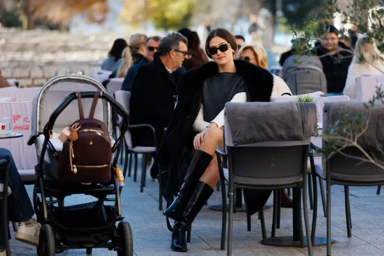 Svi su gledali samo u nju! Nitko nije skidao pogled s dame u crnom čipkastom minjaku i štiklama