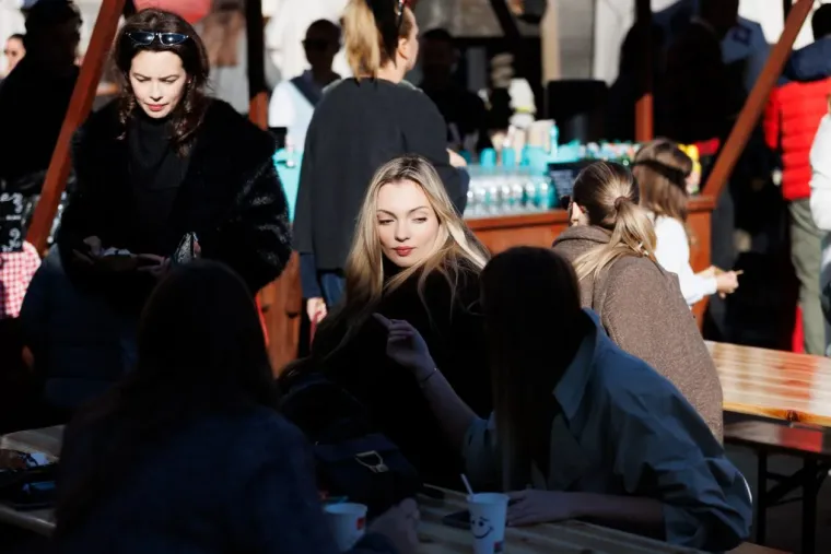 Svi su gledali samo u nju! Nitko nije skidao pogled s dame u crnom čipkastom minjaku i štiklama