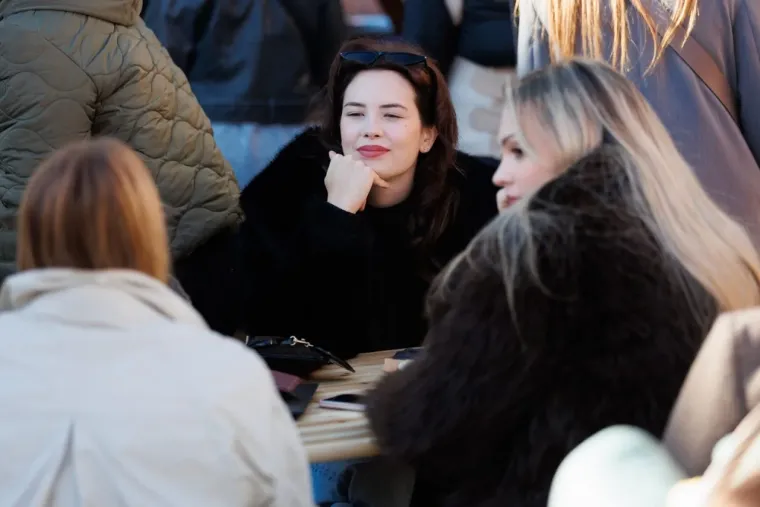 Svi su gledali samo u nju! Nitko nije skidao pogled s dame u crnom čipkastom minjaku i &scaron;tiklama