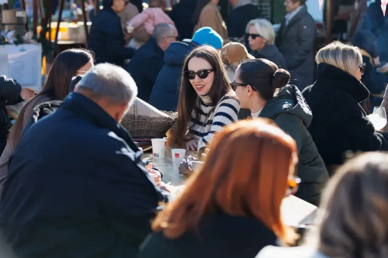 Svi su gledali samo u nju! Nitko nije skidao pogled s dame u crnom čipkastom minjaku i &scaron;tiklama