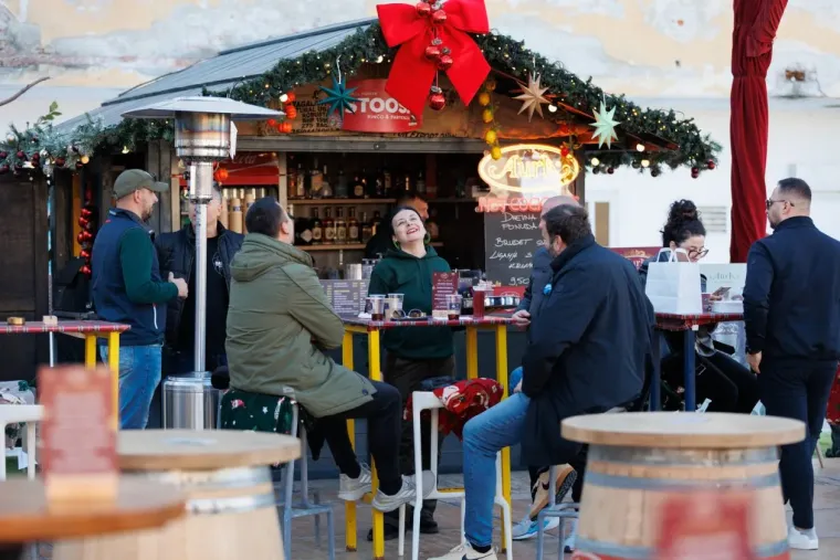 Svi su gledali samo u nju! Nitko nije skidao pogled s dame u crnom čipkastom minjaku i &scaron;tiklama