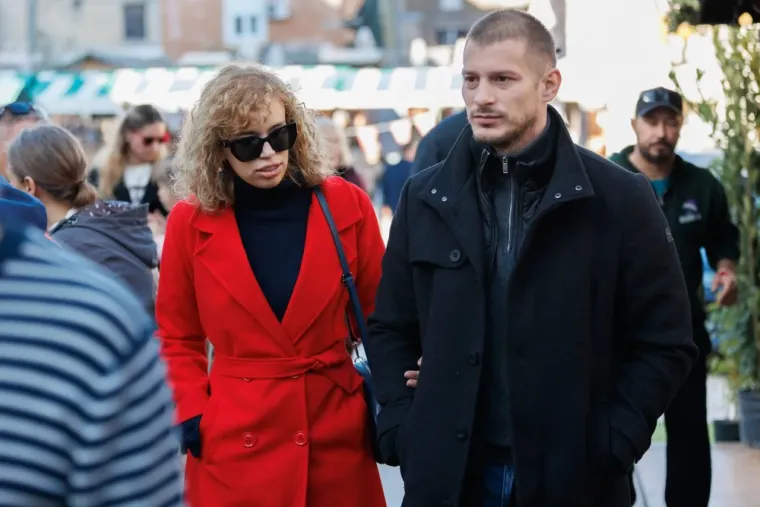 Svi su gledali samo u nju! Nitko nije skidao pogled s dame u crnom čipkastom minjaku i &scaron;tiklama