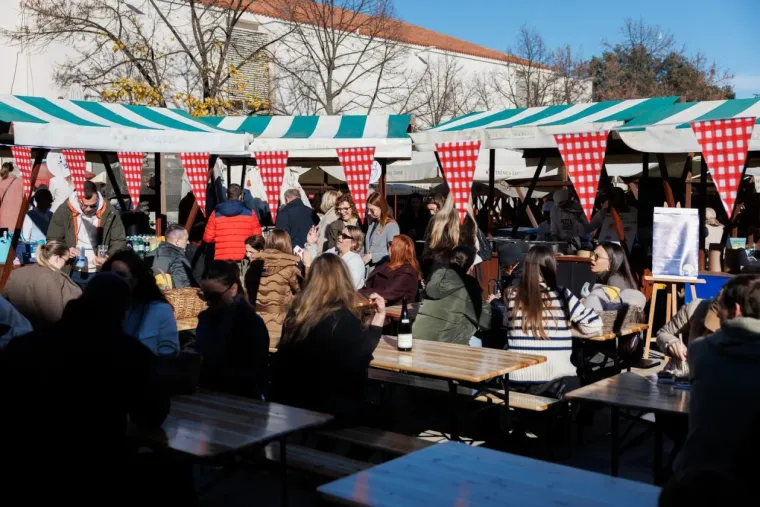 Svi su gledali samo u nju! Nitko nije skidao pogled s dame u crnom čipkastom minjaku i &scaron;tiklama