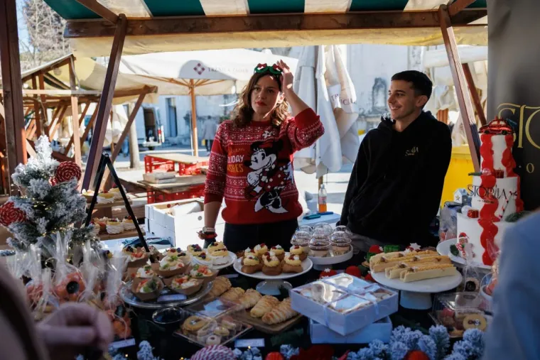 Svi su gledali samo u nju! Nitko nije skidao pogled s dame u crnom čipkastom minjaku i &scaron;tiklama