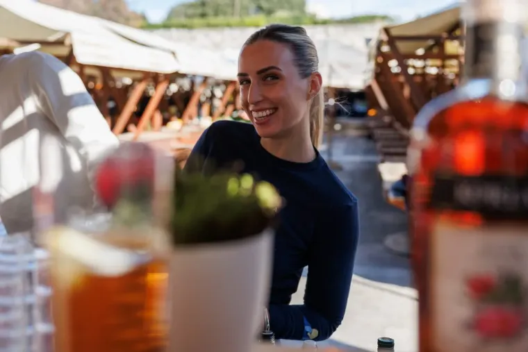 Svi su gledali samo u nju! Nitko nije skidao pogled s dame u crnom čipkastom minjaku i &scaron;tiklama