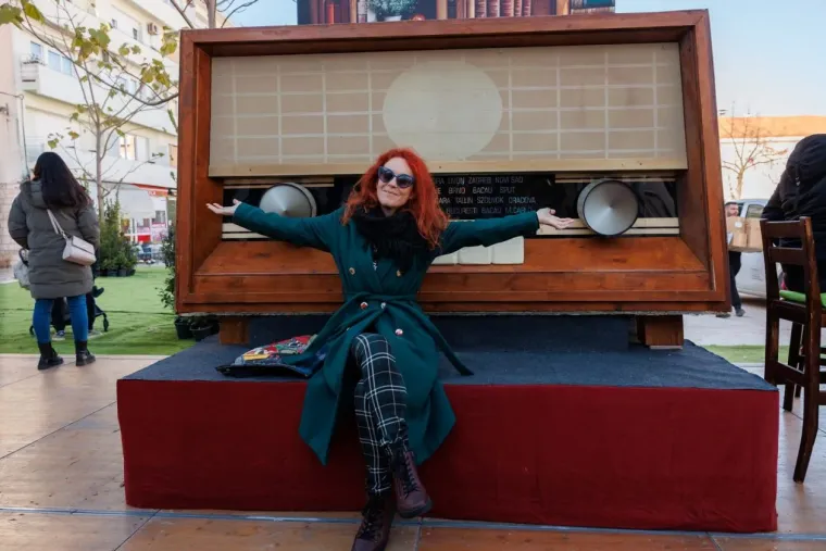 Svi su gledali samo u nju! Nitko nije skidao pogled s dame u crnom čipkastom minjaku i &scaron;tiklama