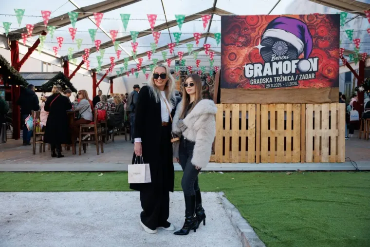 Svi su gledali samo u nju! Nitko nije skidao pogled s dame u crnom čipkastom minjaku i &scaron;tiklama