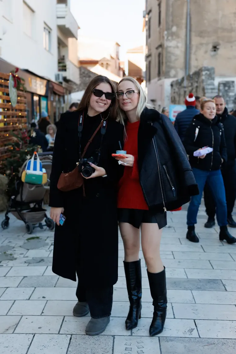 Svi su gledali samo u nju! Nitko nije skidao pogled s dame u crnom čipkastom minjaku i &scaron;tiklama