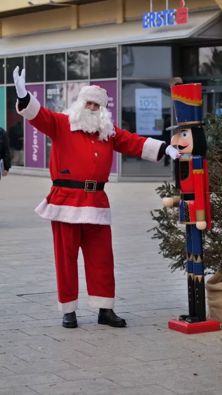 Veseli Djed Božićnjak postao zvijezda subotnje špice u Čakovcu