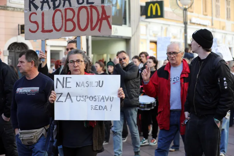 Pogledajte prizore s antifa&scaron;ističkih mar&scaron;eva: Tisuće u srcu Zagreba, krcata je i Rijeka