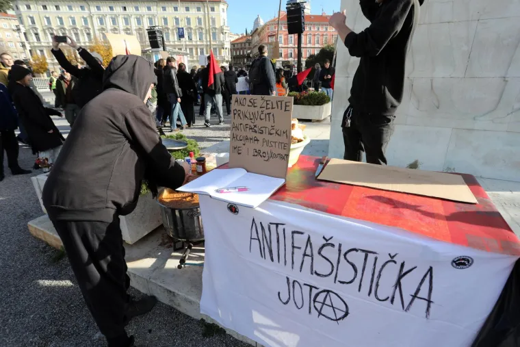 Pogledajte prizore s antifa&scaron;ističkih mar&scaron;eva: Tisuće u srcu Zagreba, krcata je i Rijeka