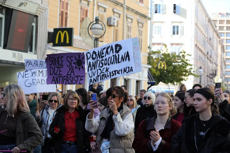 Pogledajte prizore s antifa&scaron;ističkih mar&scaron;eva: Tisuće u srcu Zagreba, krcata je i Rijeka