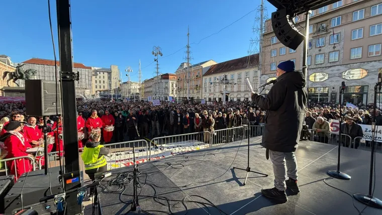 Pogledajte prizore s antifa&scaron;ističkih mar&scaron;eva: Tisuće u srcu Zagreba, krcata je i Rijeka