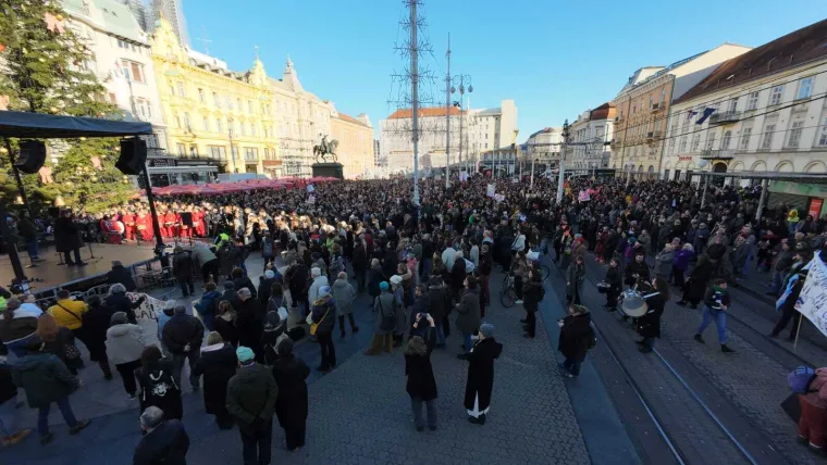 Pogledajte prizore s antifa&scaron;ističkih mar&scaron;eva: Tisuće u srcu Zagreba, krcata je i Rijeka