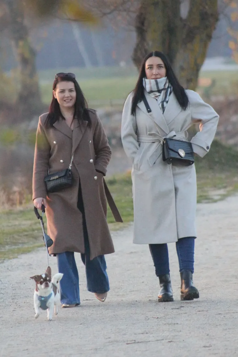 Osmijeh koji je rastjerao sivilo: Brineta u smeđem kaputu ukrala show na šetnici uz Dravu