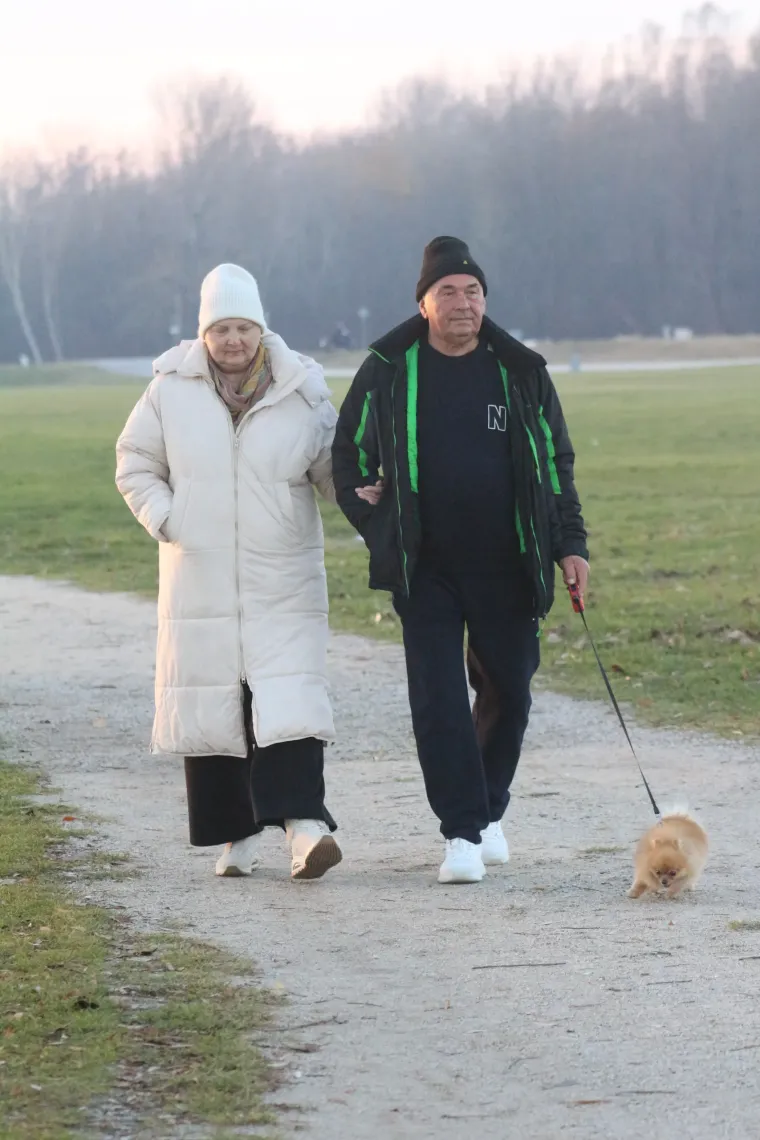 Osmijeh koji je rastjerao sivilo: Brineta u smeđem kaputu ukrala show na šetnici uz Dravu