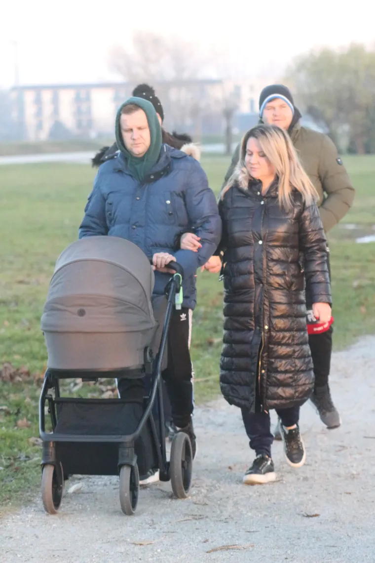 Osmijeh koji je rastjerao sivilo: Brineta u smeđem kaputu ukrala show na šetnici uz Dravu