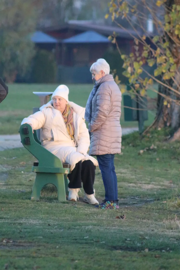 Osmijeh koji je rastjerao sivilo: Brineta u smeđem kaputu ukrala show na šetnici uz Dravu