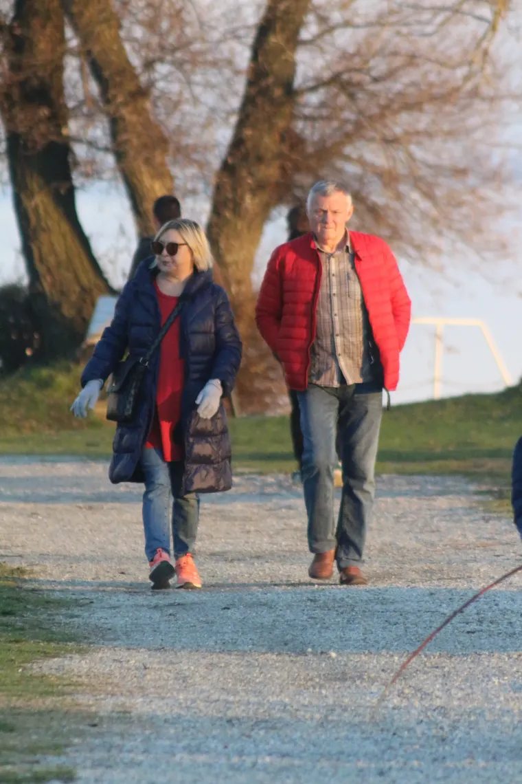 Osmijeh koji je rastjerao sivilo: Brineta u smeđem kaputu ukrala show na šetnici uz Dravu