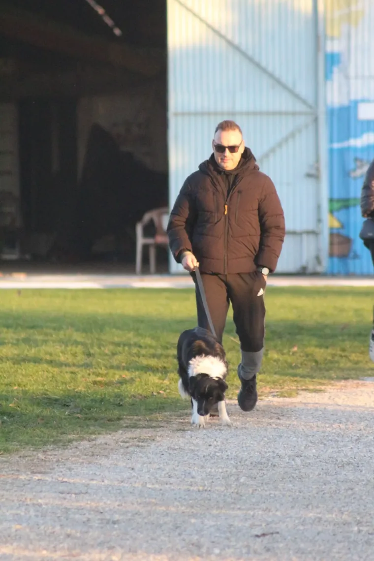 Osmijeh koji je rastjerao sivilo: Brineta u smeđem kaputu ukrala show na šetnici uz Dravu