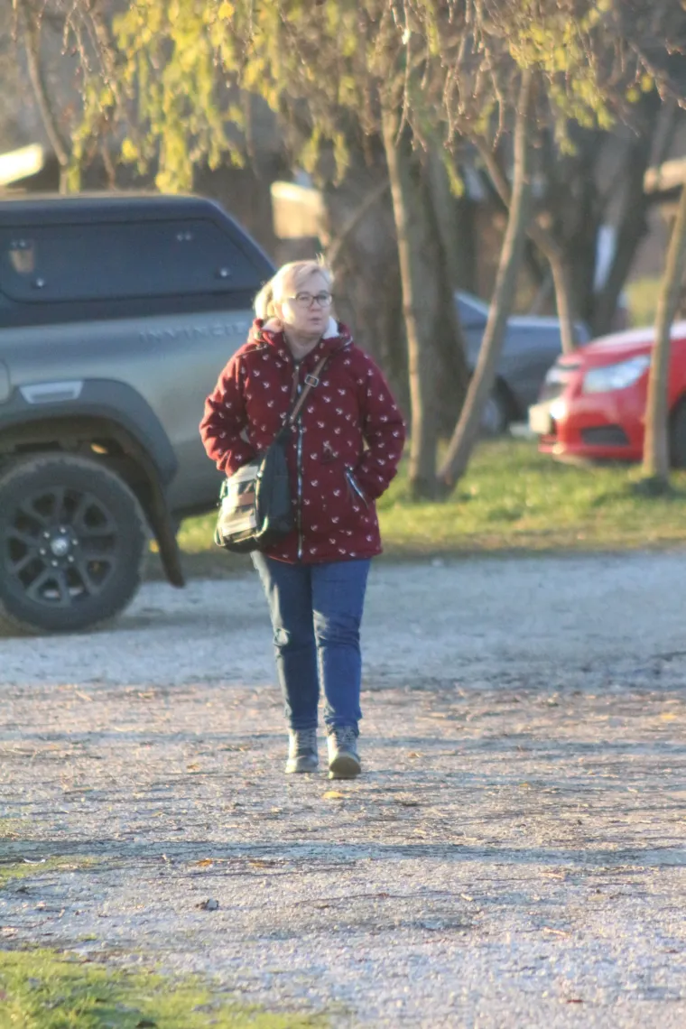 Osmijeh koji je rastjerao sivilo: Brineta u smeđem kaputu ukrala show na šetnici uz Dravu