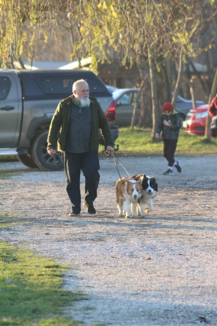Osmijeh koji je rastjerao sivilo: Brineta u smeđem kaputu ukrala show na šetnici uz Dravu