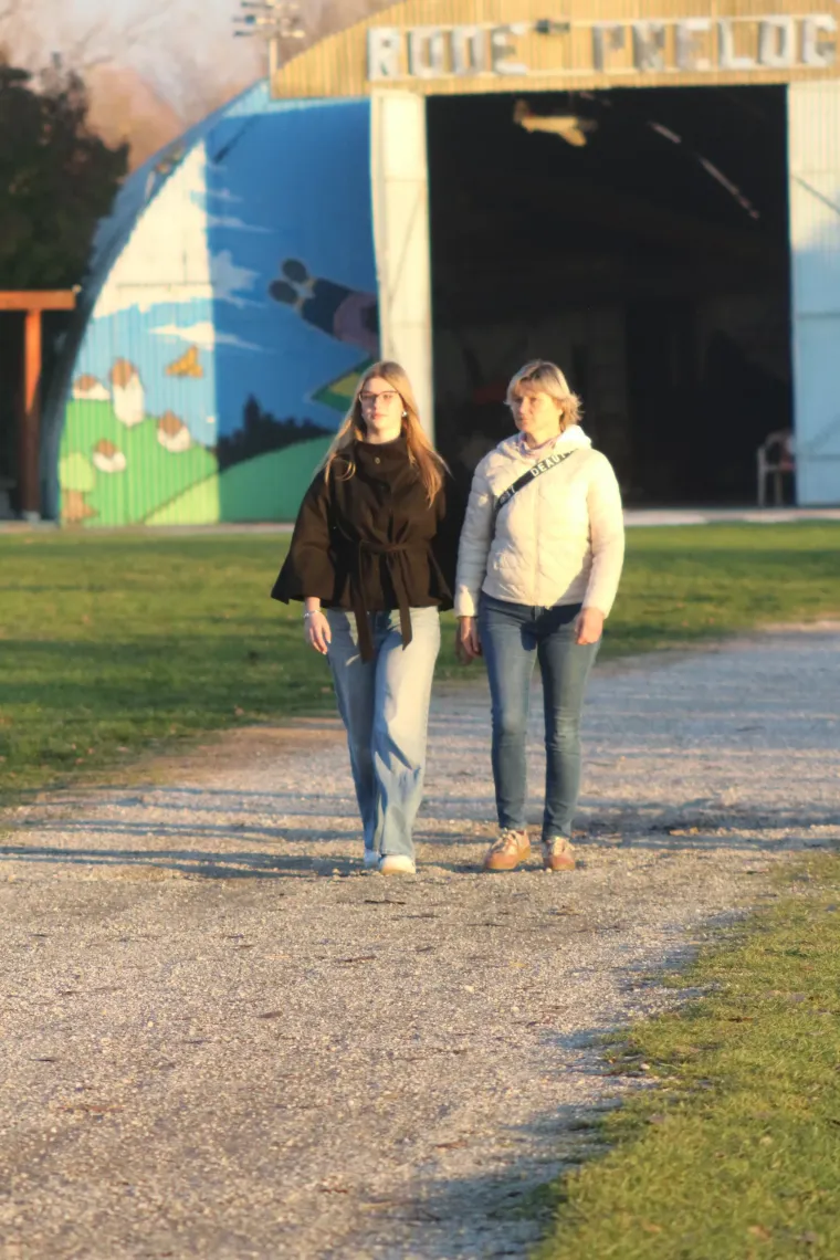 Osmijeh koji je rastjerao sivilo: Brineta u smeđem kaputu ukrala show na šetnici uz Dravu