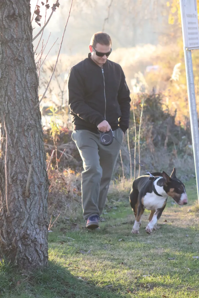 Osmijeh koji je rastjerao sivilo: Brineta u smeđem kaputu ukrala show na šetnici uz Dravu