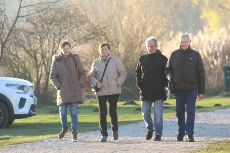 Osmijeh koji je rastjerao sivilo: Brineta u smeđem kaputu ukrala show na šetnici uz Dravu