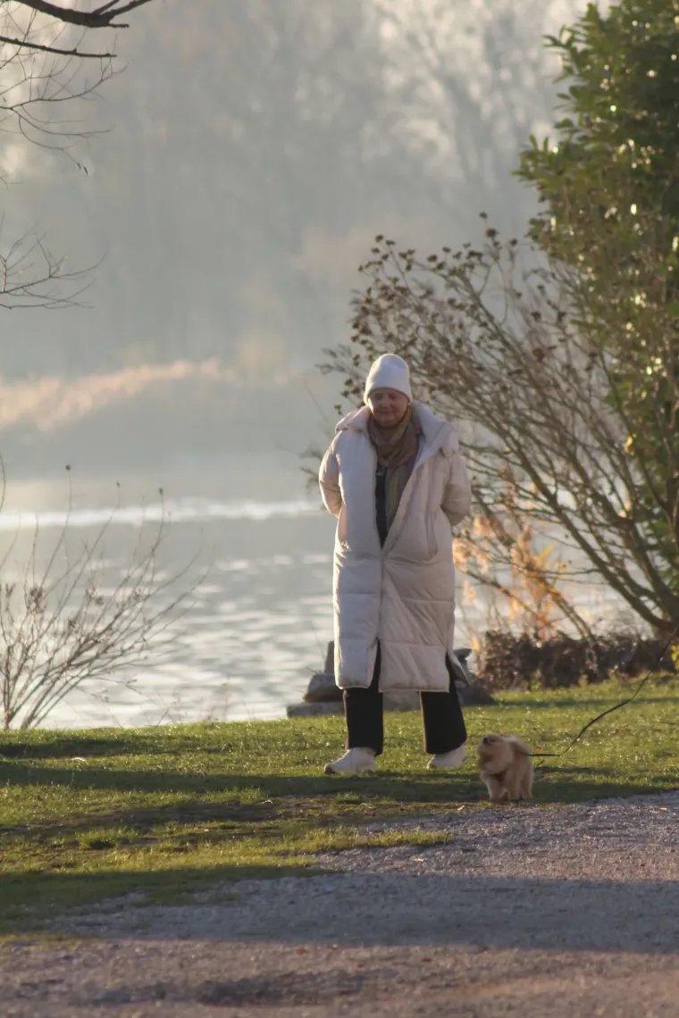 Osmijeh koji je rastjerao sivilo: Brineta u smeđem kaputu ukrala show na šetnici uz Dravu