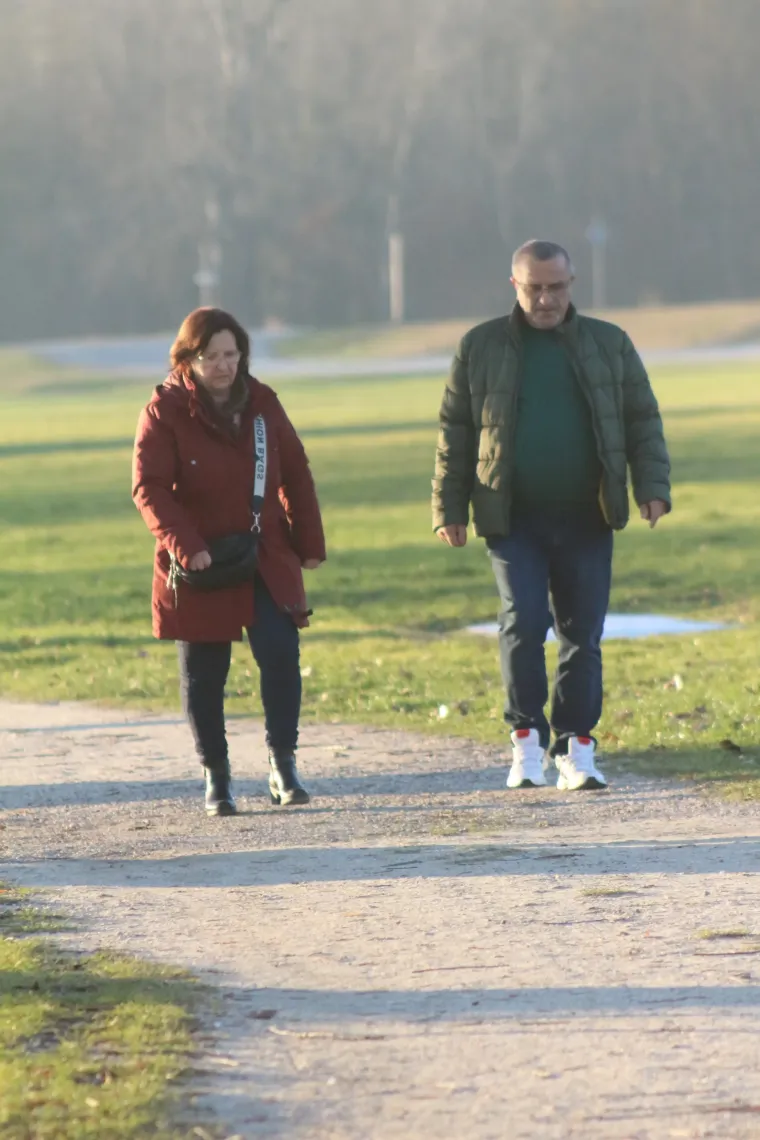 Osmijeh koji je rastjerao sivilo: Brineta u smeđem kaputu ukrala show na šetnici uz Dravu