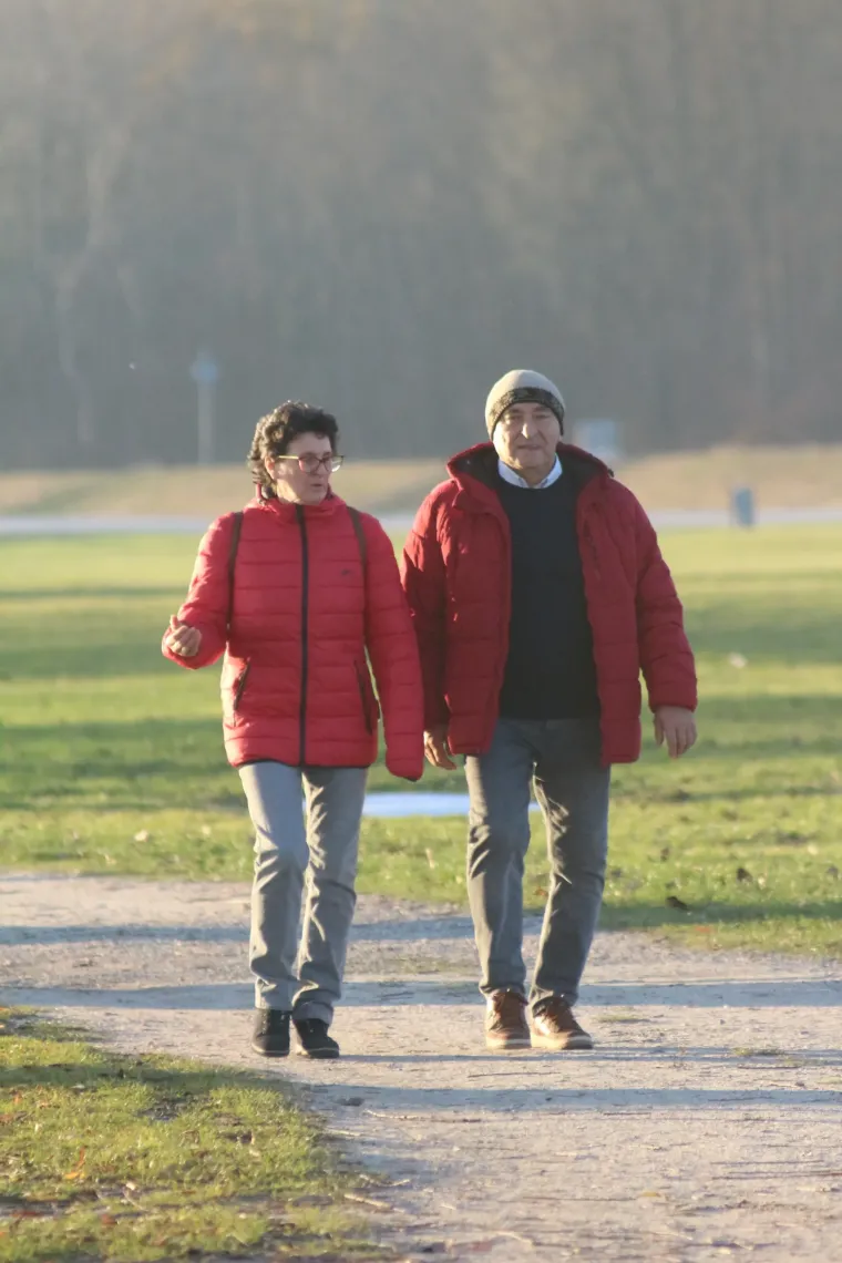 Osmijeh koji je rastjerao sivilo: Brineta u smeđem kaputu ukrala show na &scaron;etnici uz Dravu