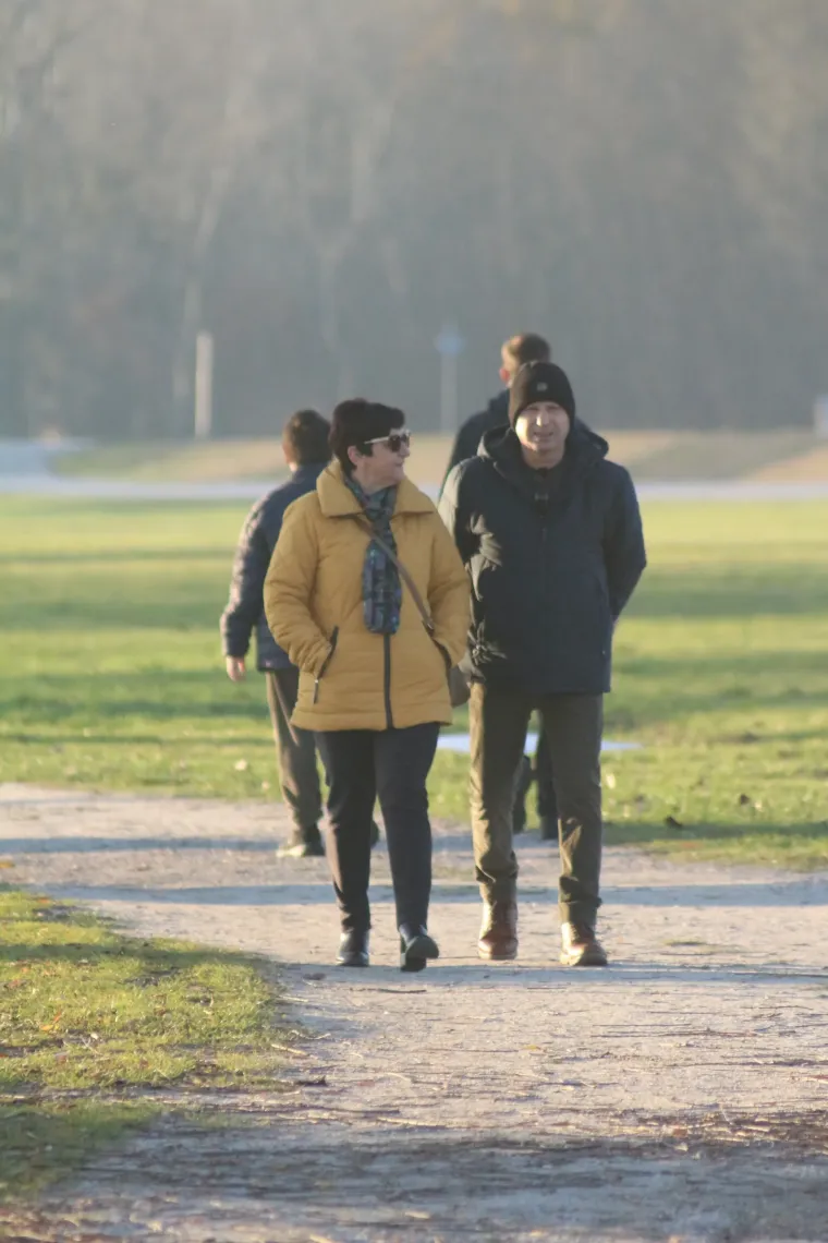 Osmijeh koji je rastjerao sivilo: Brineta u smeđem kaputu ukrala show na &scaron;etnici uz Dravu