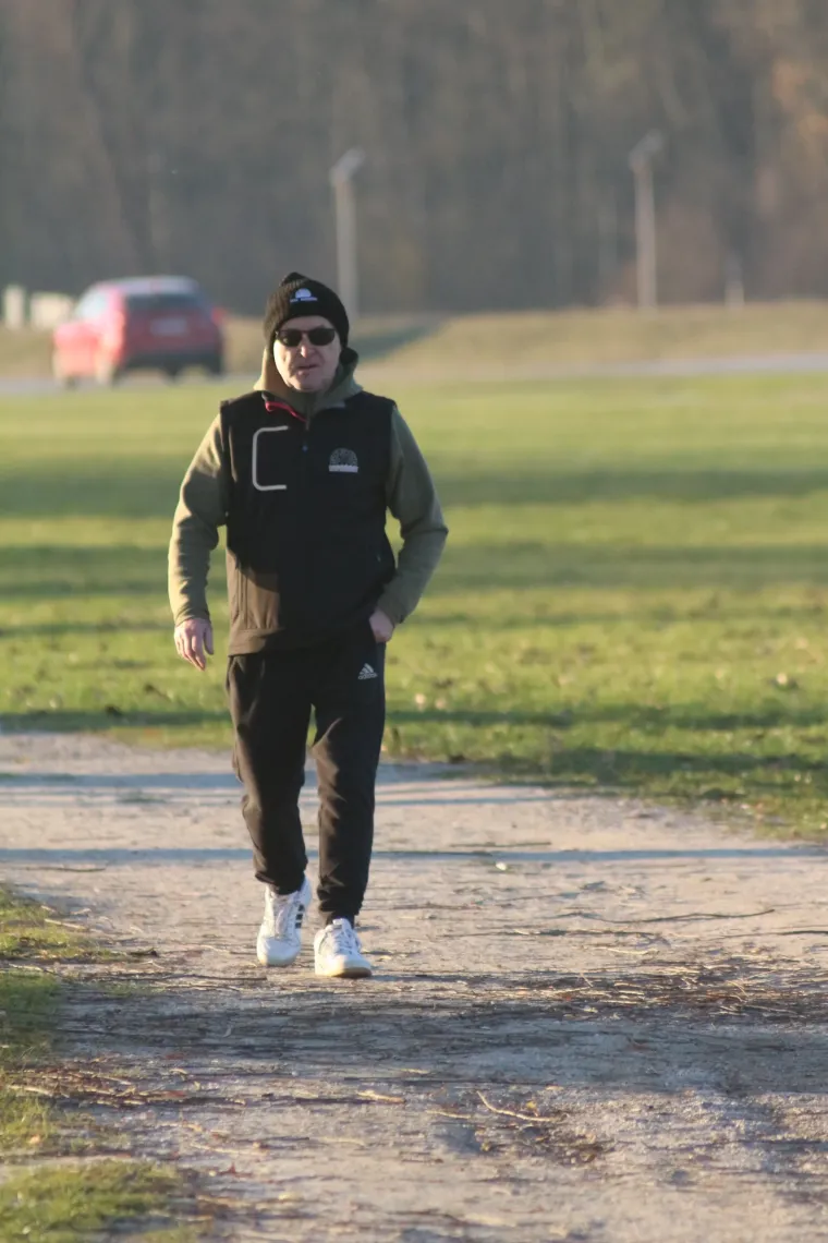 Osmijeh koji je rastjerao sivilo: Brineta u smeđem kaputu ukrala show na &scaron;etnici uz Dravu