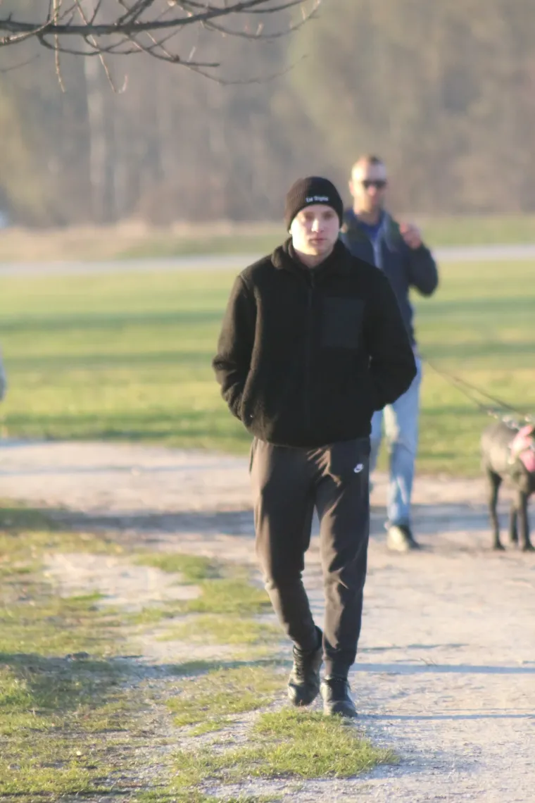 Osmijeh koji je rastjerao sivilo: Brineta u smeđem kaputu ukrala show na &scaron;etnici uz Dravu