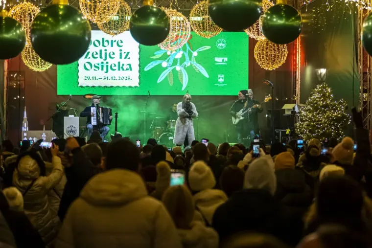 Osječki Advent dobio neočekivane zvijezde: Tri legice u bundama postale glavna atrakcija