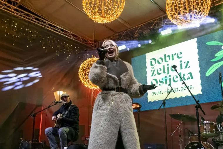 Osječki Advent dobio neočekivane zvijezde: Tri legice u bundama postale glavna atrakcija