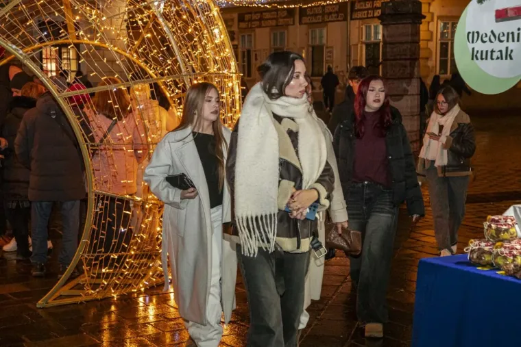 Osječki Advent dobio neočekivane zvijezde: Tri legice u bundama postale glavna atrakcija