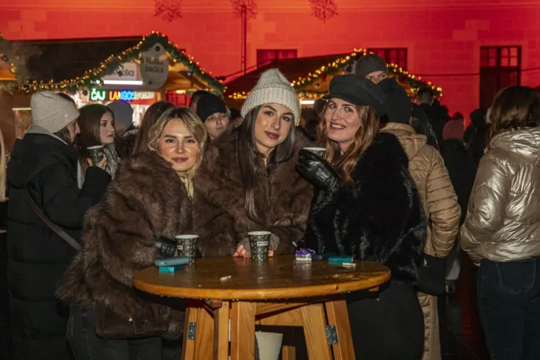 Osječki Advent dobio neočekivane zvijezde: Tri legice u bundama postale glavna atrakcija