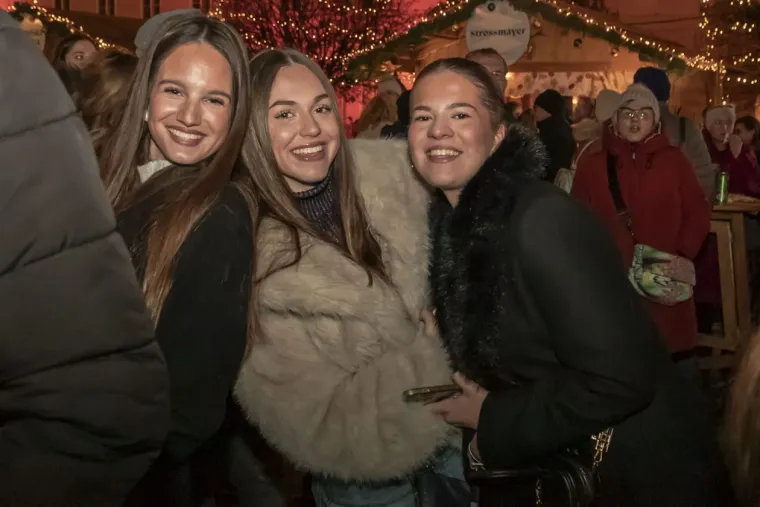 Osječki Advent dobio neočekivane zvijezde: Tri legice u bundama postale glavna atrakcija