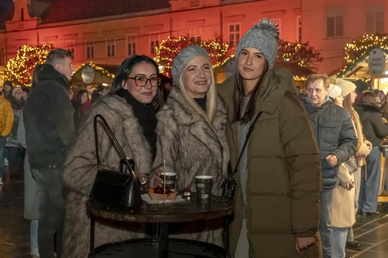 Osječki Advent dobio neočekivane zvijezde: Tri legice u bundama postale glavna atrakcija