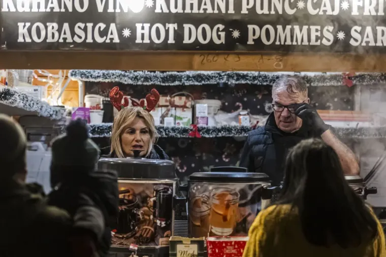 Osječki Advent dobio neočekivane zvijezde: Tri legice u bundama postale glavna atrakcija