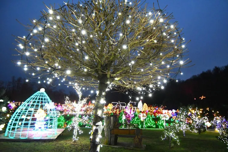 Svjetlosni spektakl ostavlja bez daha: Božićna bajka s rekordnih 5,6 milijuna lampica