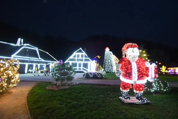 Svjetlosni spektakl ostavlja bez daha: Božićna bajka s rekordnih 5,6 milijuna lampica