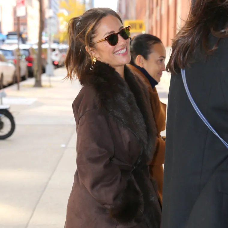 Tko je ova ljepotica? Kao da uopće ne stari, a u vezi je s frontmenom slavnog benda