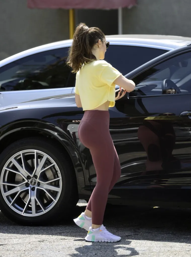 Tko je ova ljepotica? Kao da uopće ne stari, a u vezi je s frontmenom slavnog benda